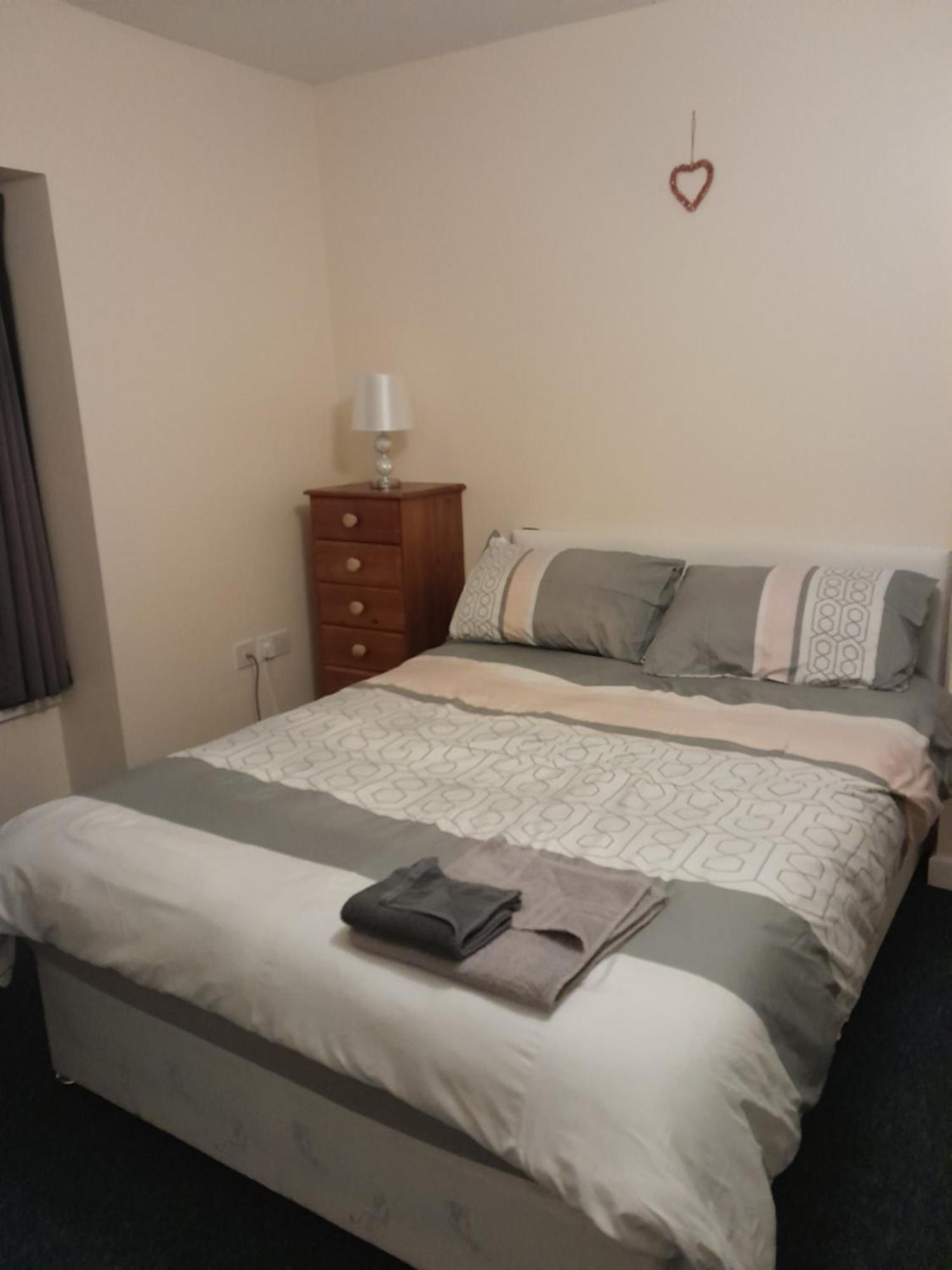 Kings Arms Guest House Ebbw Vale Buitenkant foto