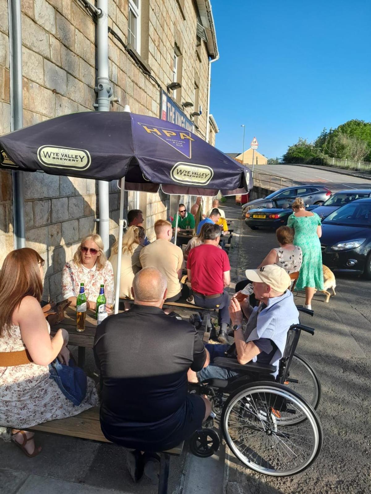 Kings Arms Guest House Ebbw Vale Buitenkant foto